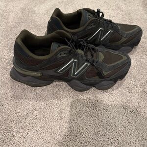 New Balance Men’s Black and Olive Green Chunky Sneakers